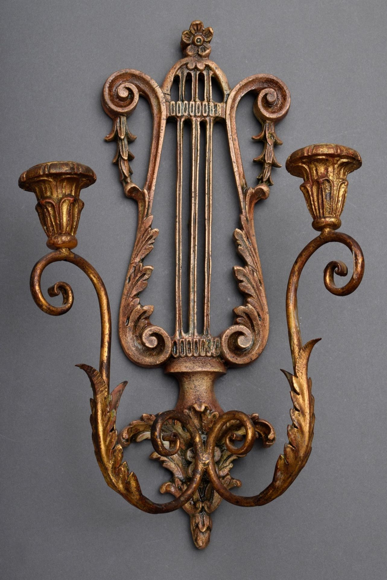 Zweiarmiger geschnitzter Holz Wandarm "Lyra", Modell Palladio, Italien 20.Jh., H. 48cm