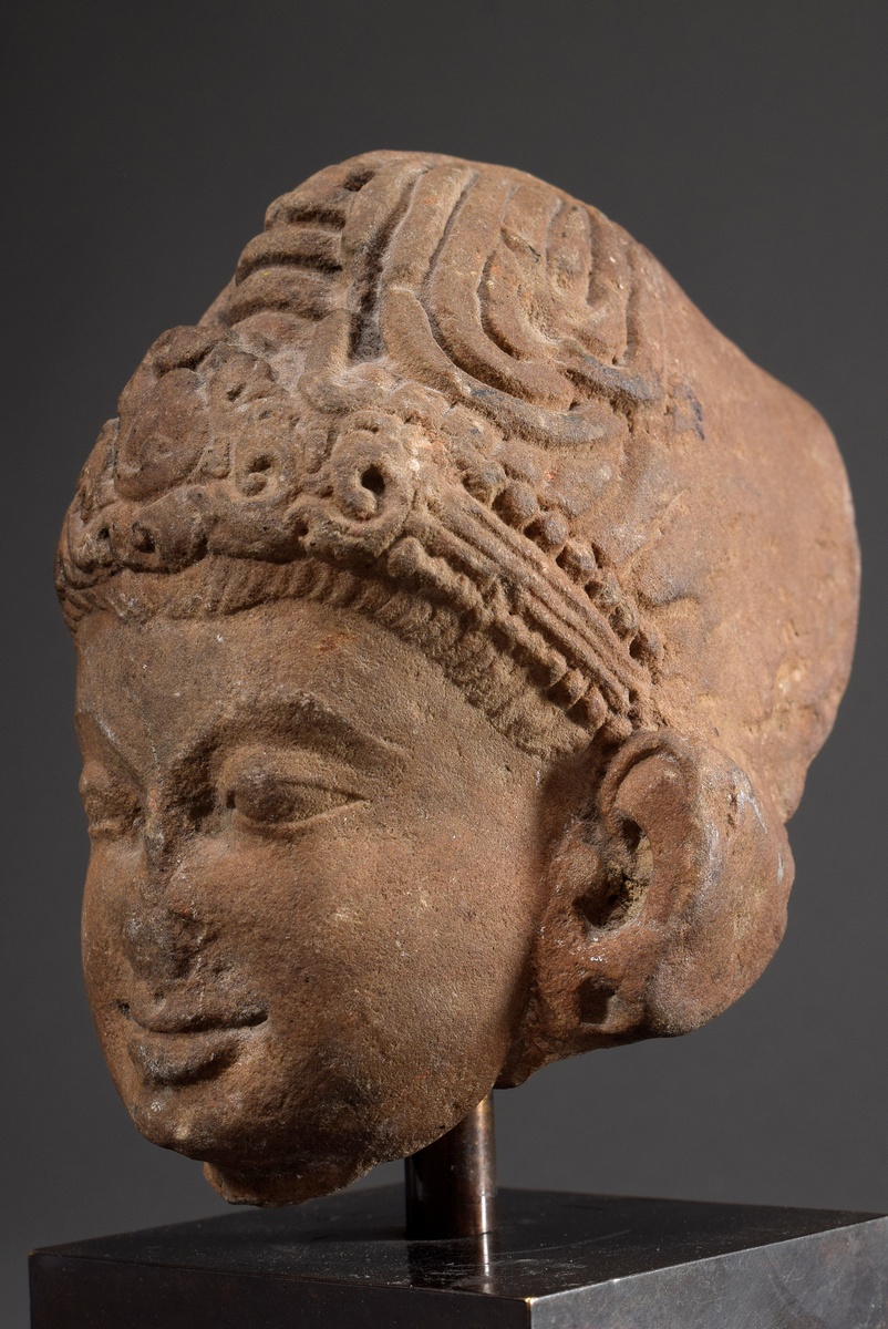 Sandstein Fragment "Kopf einer Gottheit" (wohl Shiva), Zentralindien 10./11.Jh., auf Sockel, H. 15/ - Bild 3 aus 5
