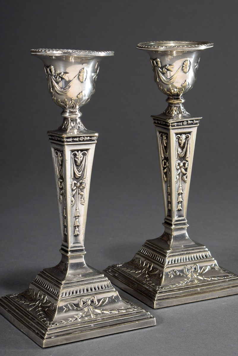 Paar kleine versilberte Leuchter mit klassischen Reliefdekoren "Schleifen und Blütenranken", H. 20c - Bild 2 aus 7