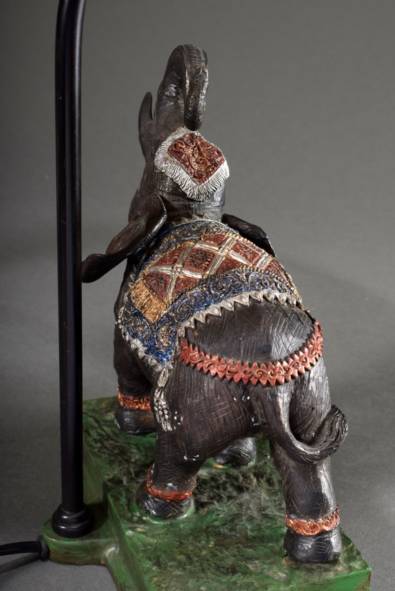 Moderne Tischlampe "Elefant", farbig bemaltes Metall, schwarz-weiß gestreifter Schirm, H. 54,5cm - Bild 4 aus 7