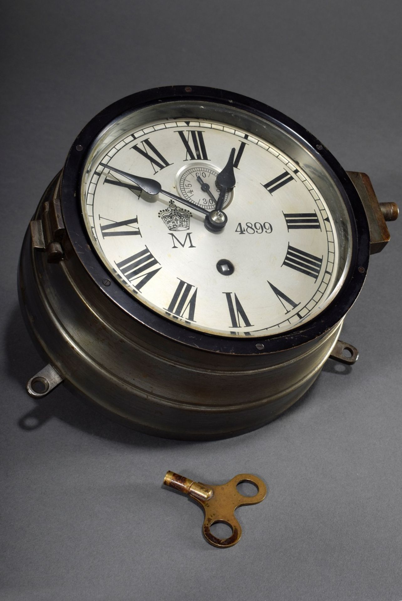 Marine chronometer in brass case (num. 2331756) with metal dial and Roman numerals and small second
