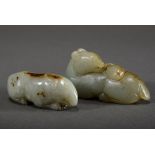 2 Diverse Jade Toggle in Tierform, geschnitzt, China, H. 2,5/4cm, L. 6,5/7cm