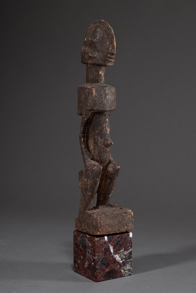 Dogon Schnitzerei "Stehende Figur", dunkel patiniert, auf rötlichem Marmorsockel, Mali, H. 30/36cm, - Bild 2 aus 3