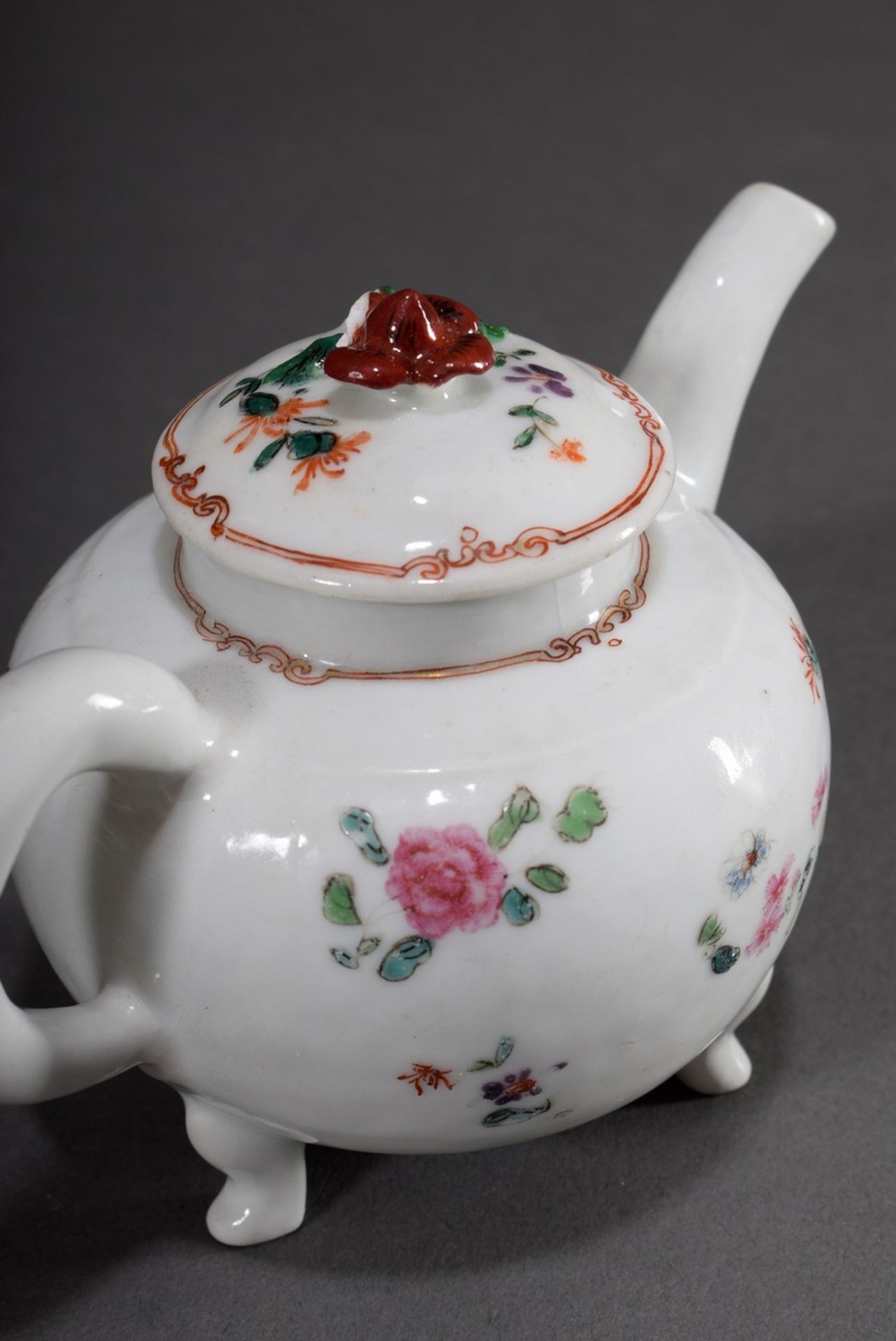 Command de Chine porcelain jug on feet with floral Famille Rose painting and plastic flower knob, h - Image 3 of 5