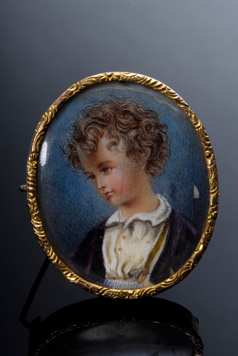 Miniature pin "Boy with curly hair" on ivory in YG 585 setting, engraved on verso, 7,7g, 3,3x2,8cm,