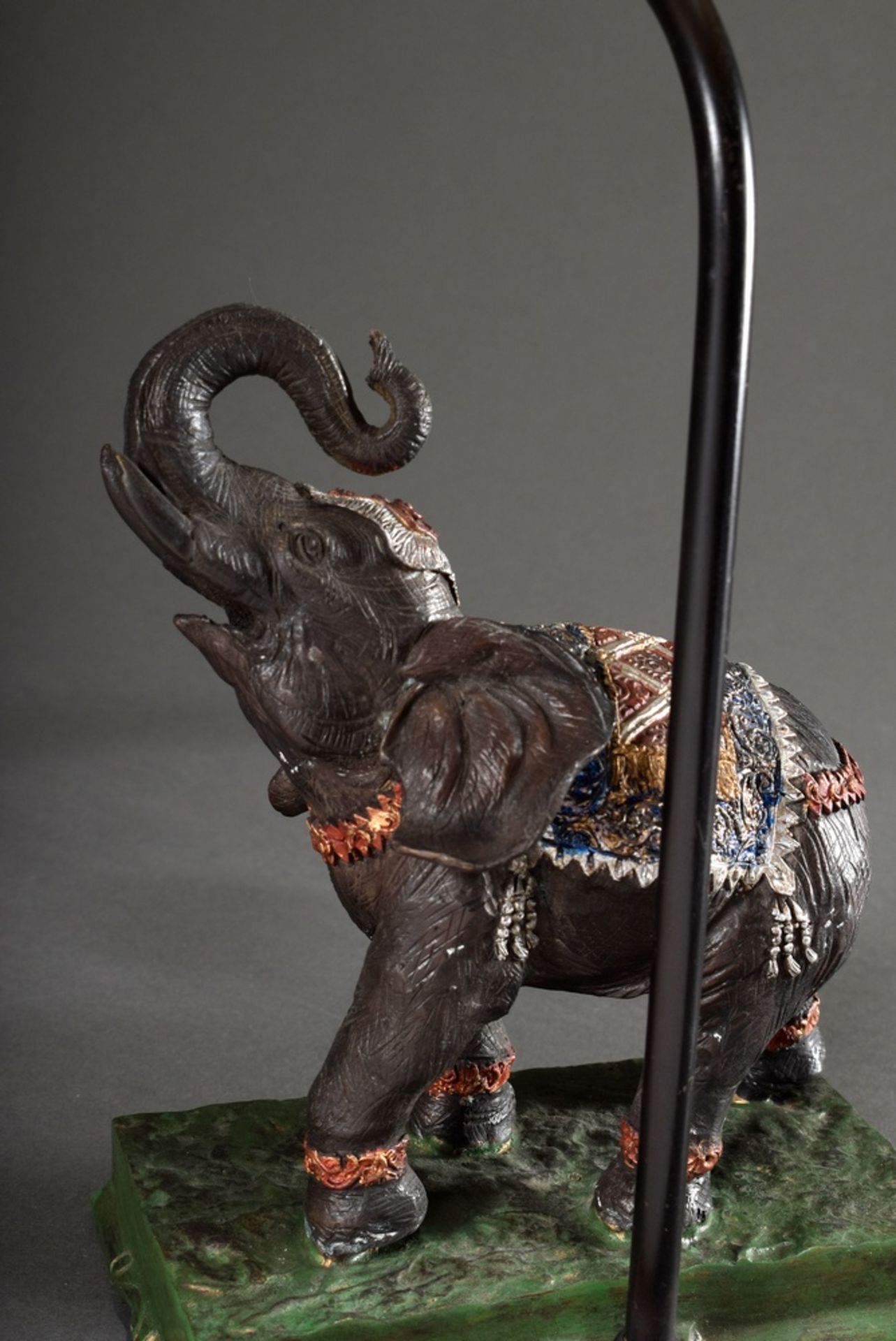 Moderne Tischlampe "Elefant", farbig bemaltes Metall, schwarz-weiß gestreifter Schirm, H. 54,5cm - Bild 3 aus 7