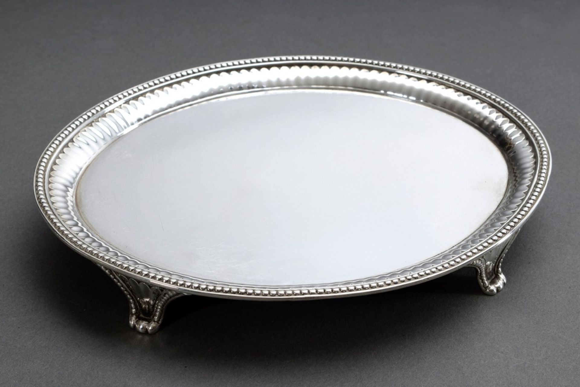 Kleiner englischer Salver in ovaler Form mit Perl- und Blattrand, MZ: John Schofield od. James Stam