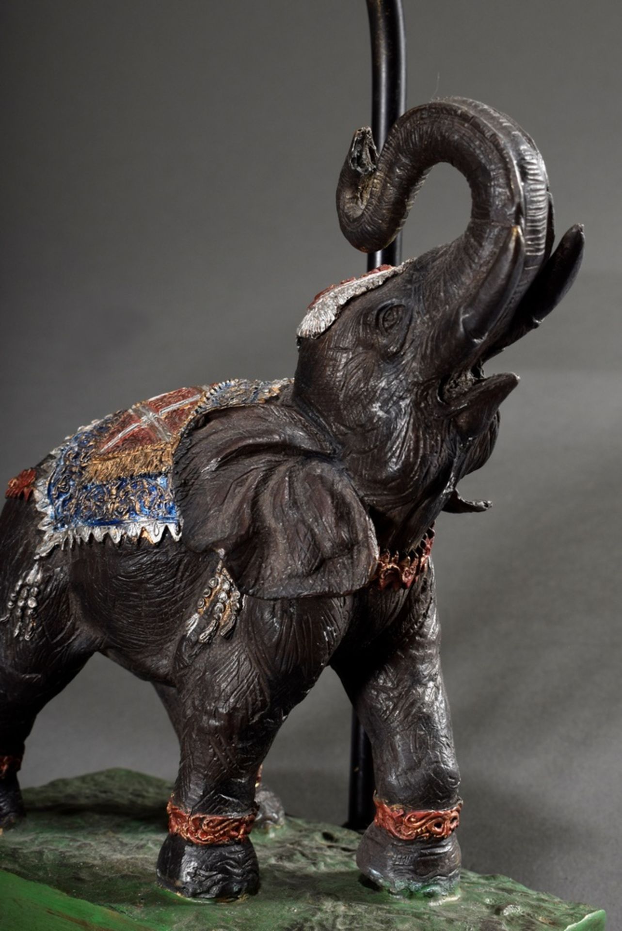 Moderne Tischlampe "Elefant", farbig bemaltes Metall, schwarz-weiß gestreifter Schirm, H. 54,5cm - Bild 5 aus 7