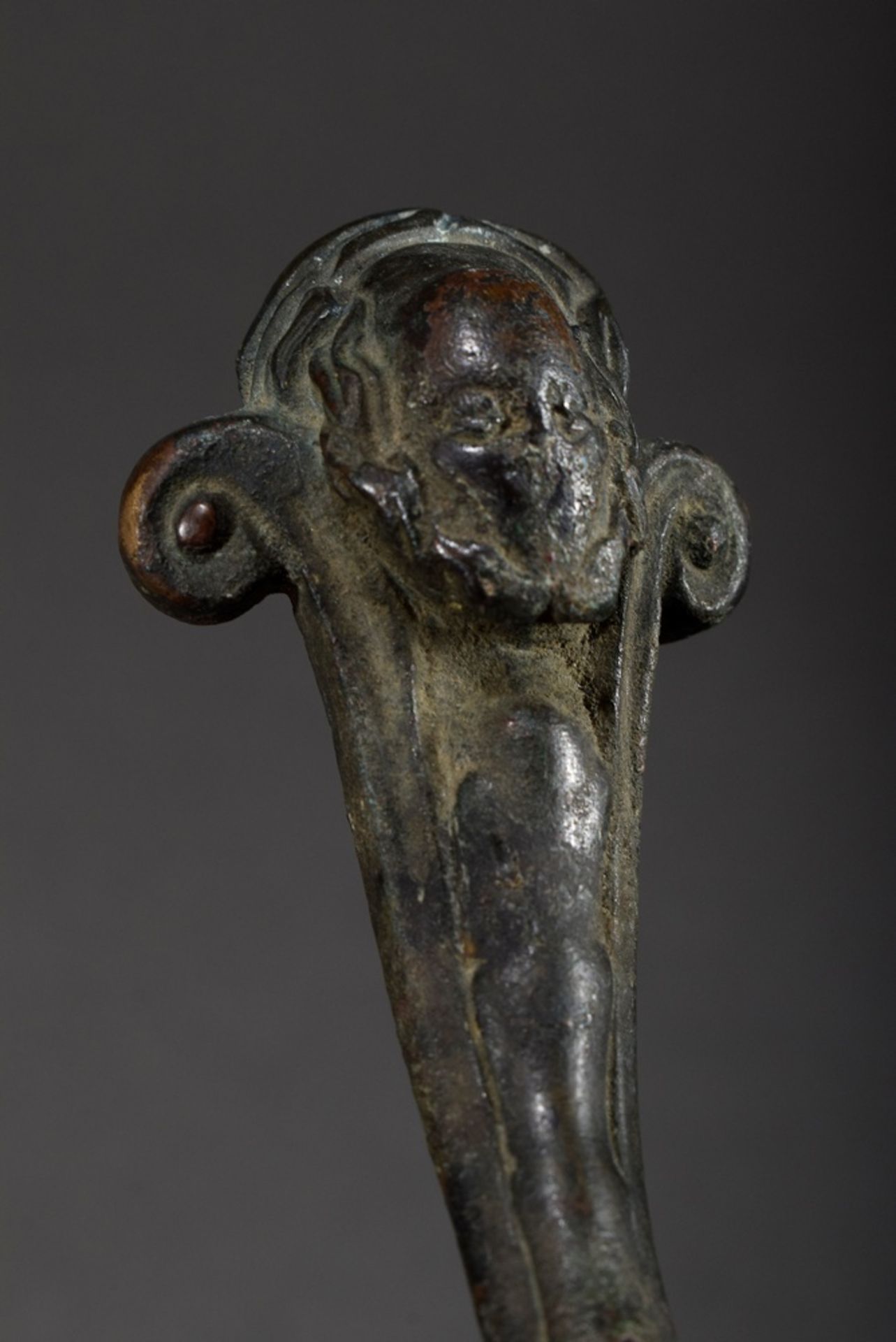 3 Diverse antike Bronze Beschläge: Gefäßhenkel mit plastischen Mascarons (H. 14cm), Gefäßhenkel mit - Bild 5 aus 6
