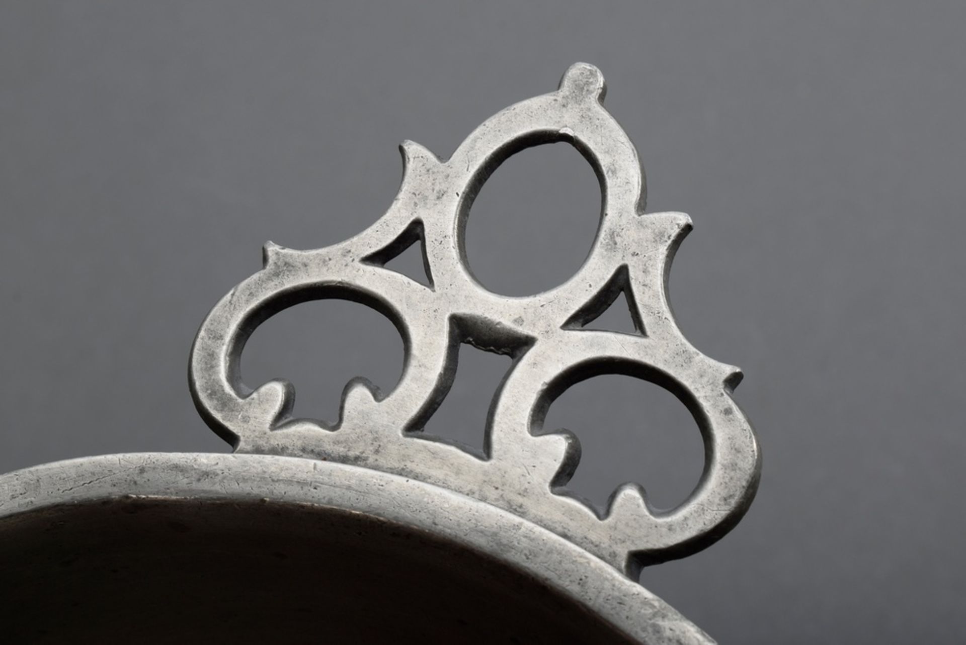 2 Diverse Zinn Ohrenschalen mit ornamentalen Henkeln und Monogrammgravuren "J.K.F 1825" und "MGGB", - Bild 6 aus 6