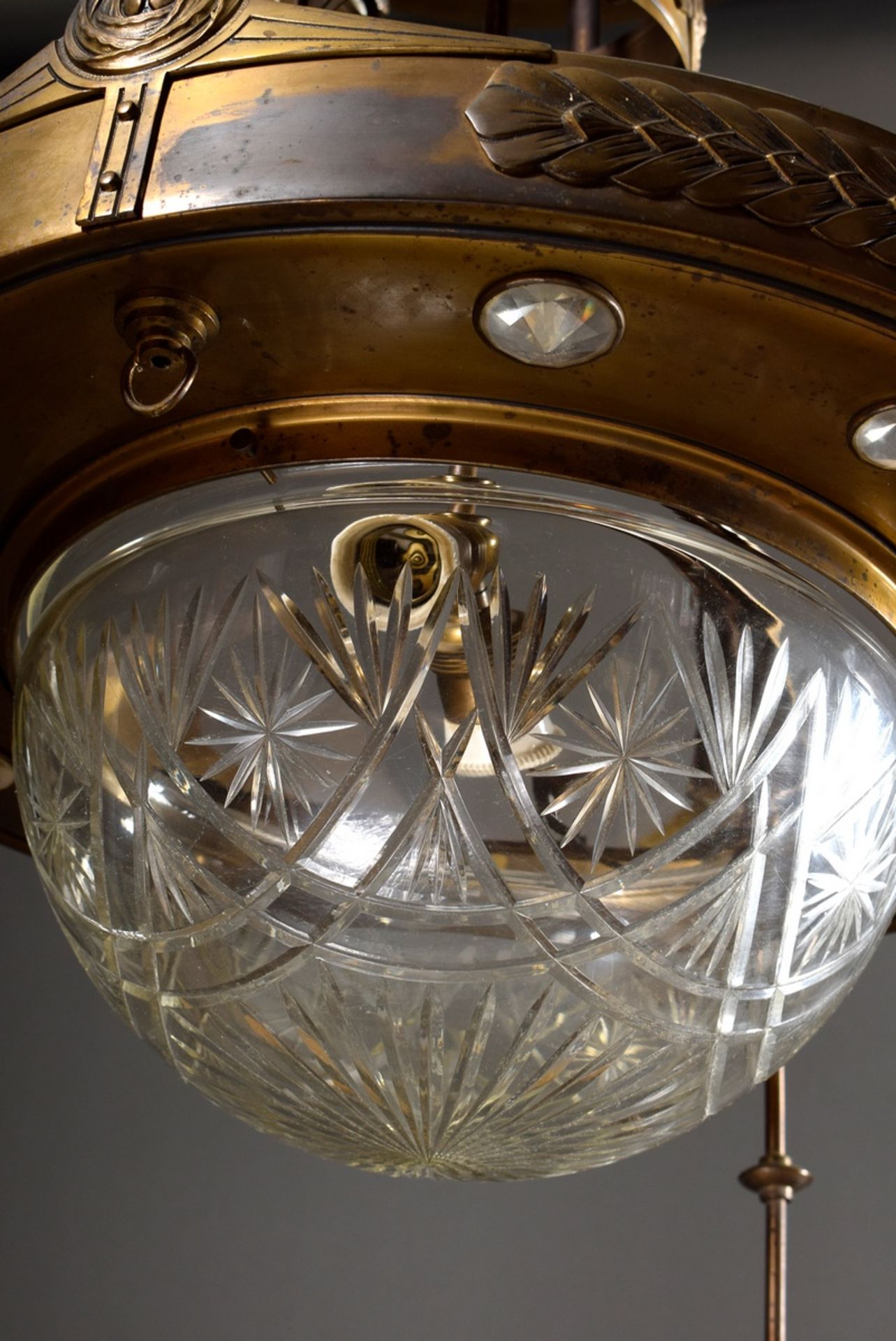 Jugendstil Deckenlampe mit geschliffener Glaskuppel und hängenden Lichtquellen in gepunztem Messing - Bild 2 aus 7