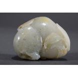 Chinesisches Jade Toggle "Zwei Pfirsiche mit Fledermaus", 19.Jh., 5x5,5cm