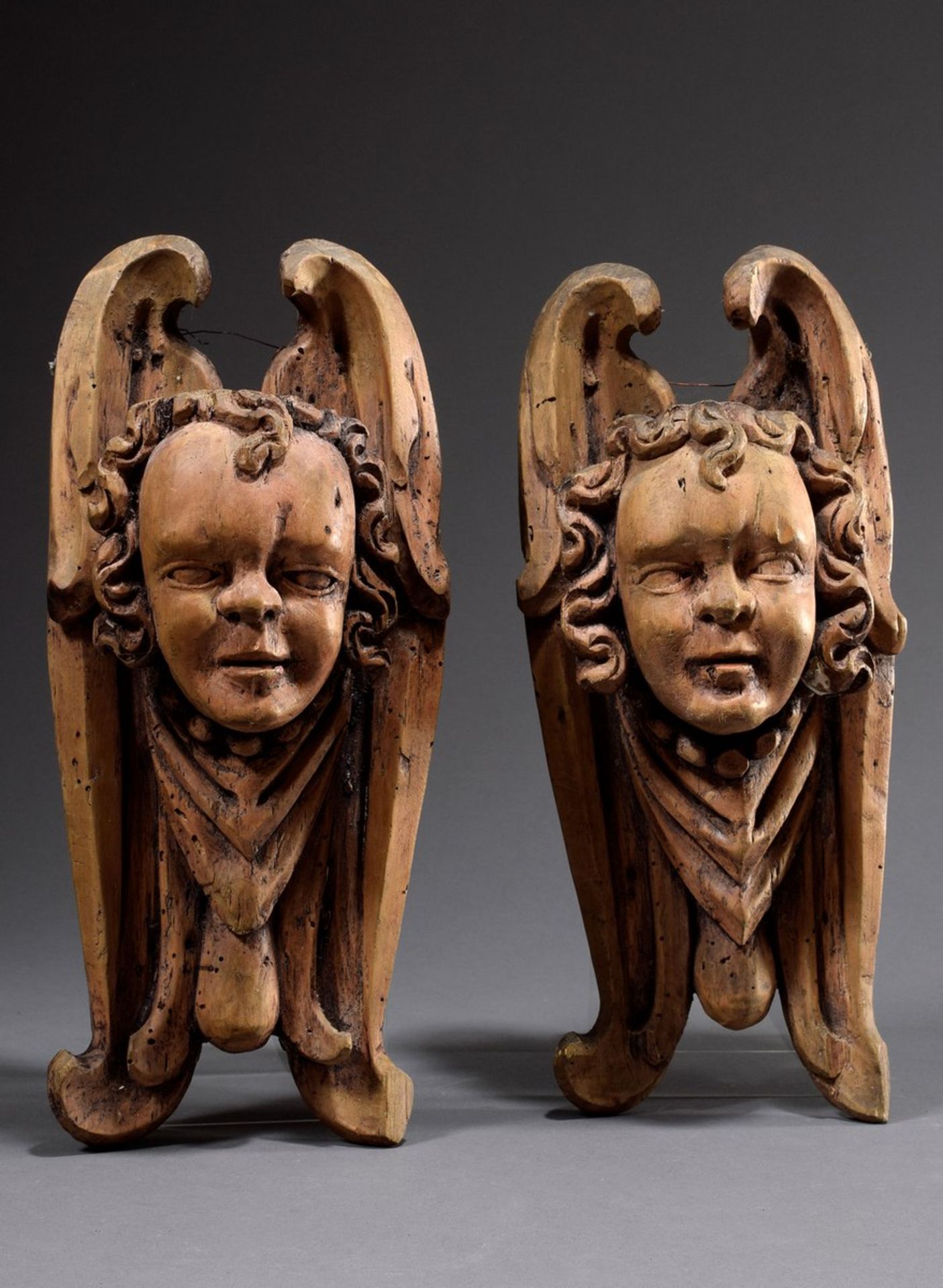 Pair of winged late Renaissance angel heads, carved limewood, North German/Hamburg c. 1640, 36x16cm