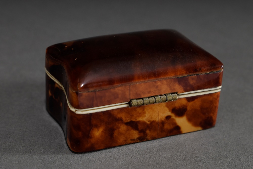 Small square tortoiseshell case with fabric interior, 19th century, 2,5x5,5x3,5cm, feet missing, sm - Image 2 of 3