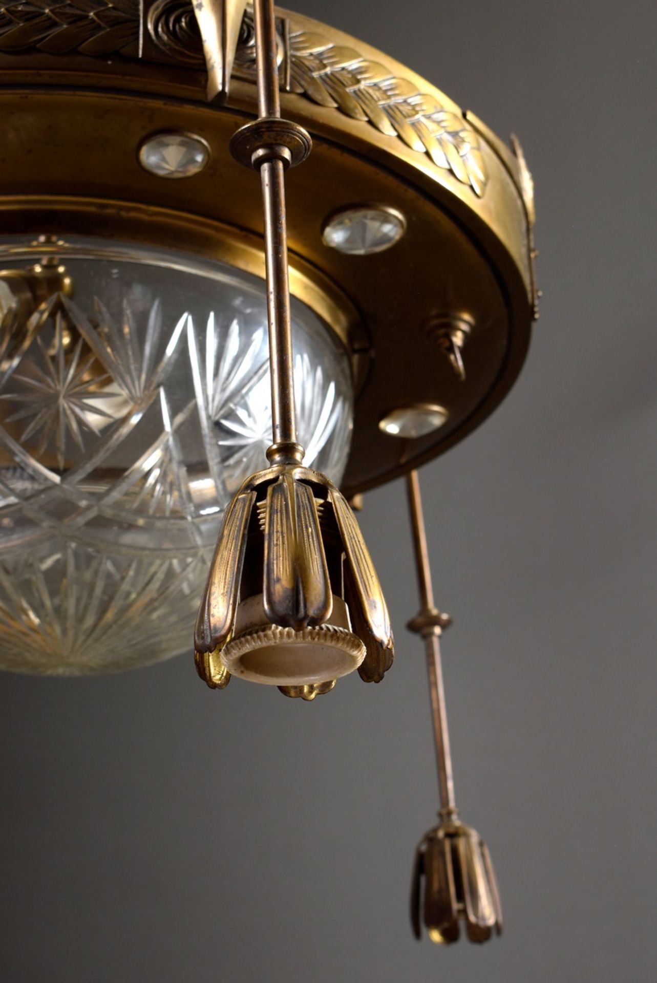 Jugendstil Deckenlampe mit geschliffener Glaskuppel und hängenden Lichtquellen in gepunztem Messing - Bild 3 aus 7