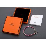 Geflochtenes Hermès Armband in rosé Seidentwill mit Glénan Schließe, in Original Etui und Box, 2020