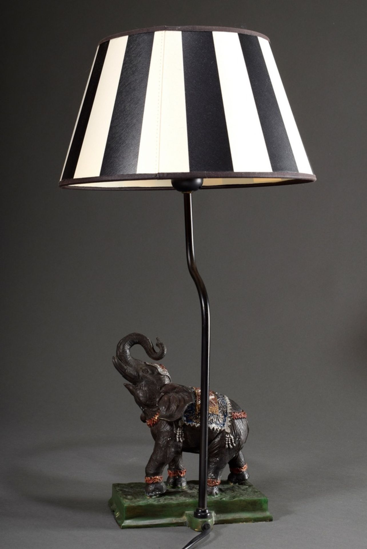 Moderne Tischlampe "Elefant", farbig bemaltes Metall, schwarz-weiß gestreifter Schirm, H. 54,5cm - Bild 2 aus 7