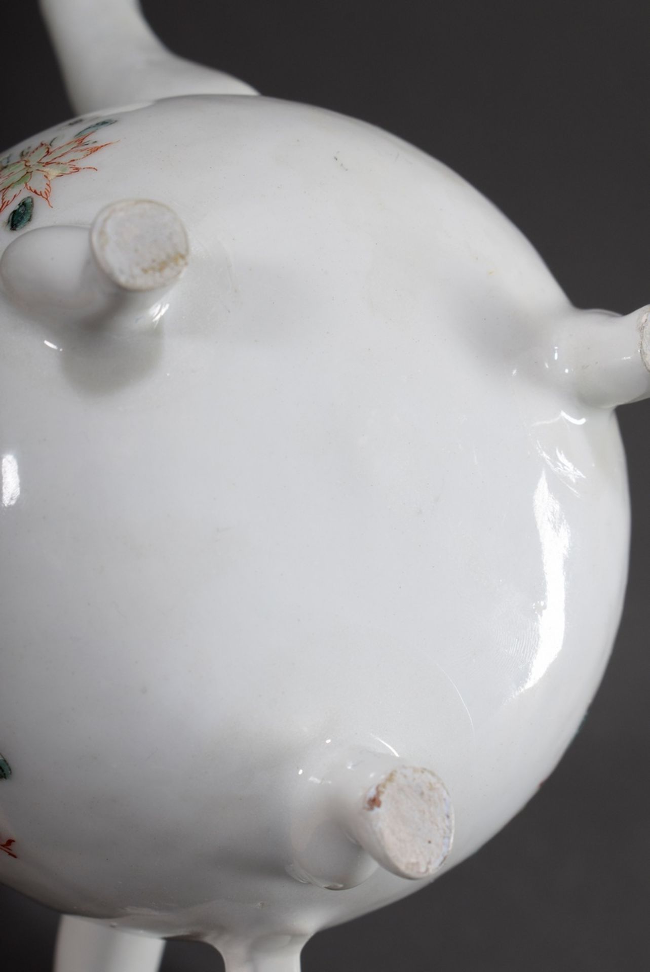 Command de Chine porcelain jug on feet with floral Famille Rose painting and plastic flower knob, h - Image 5 of 5