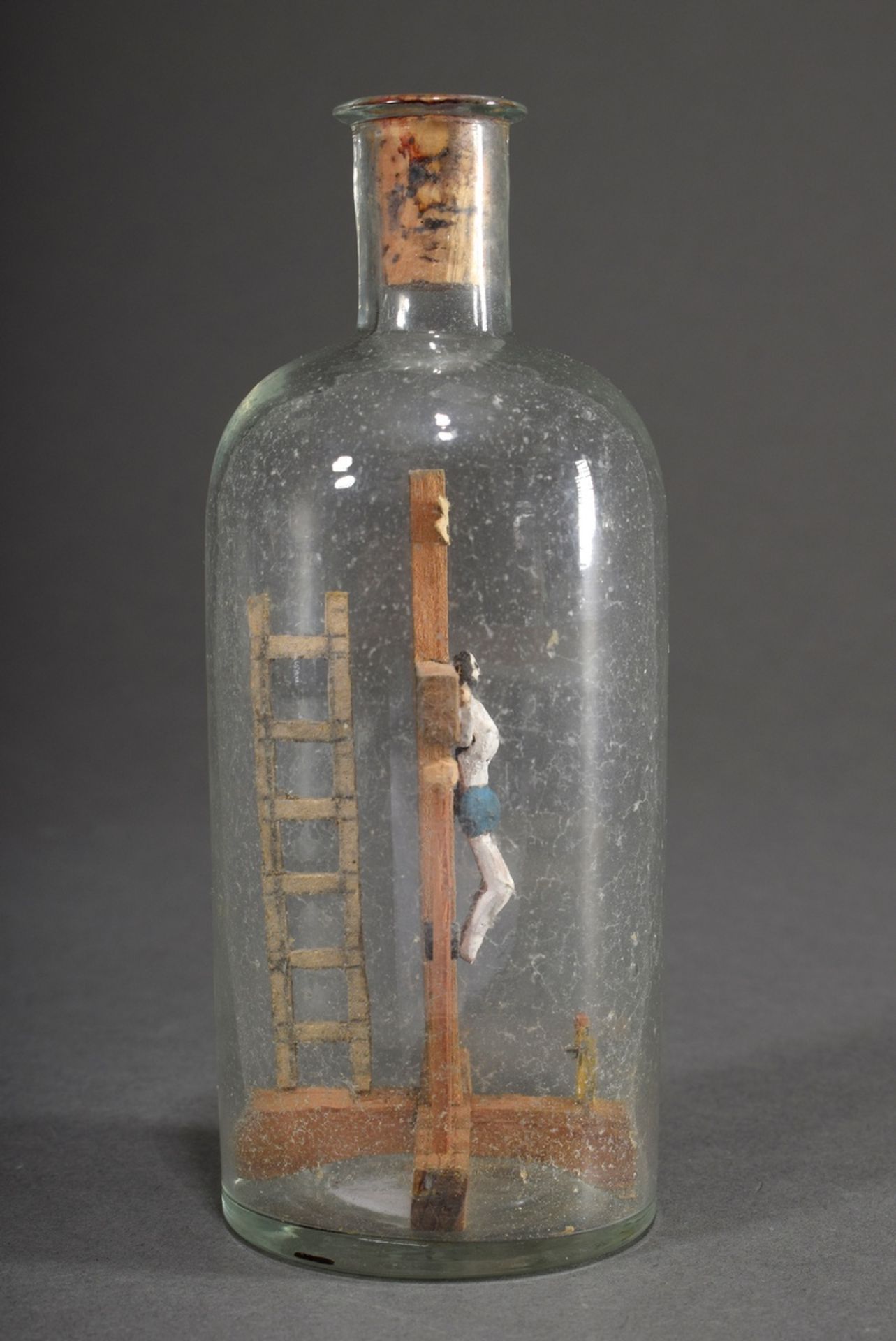 Eingericht Flasche mit "Kreuz und Marterwerkzeugen", Holz farbig bemalt, Süddeutsch 19.Jh., H. 14,5 - Bild 3 aus 3