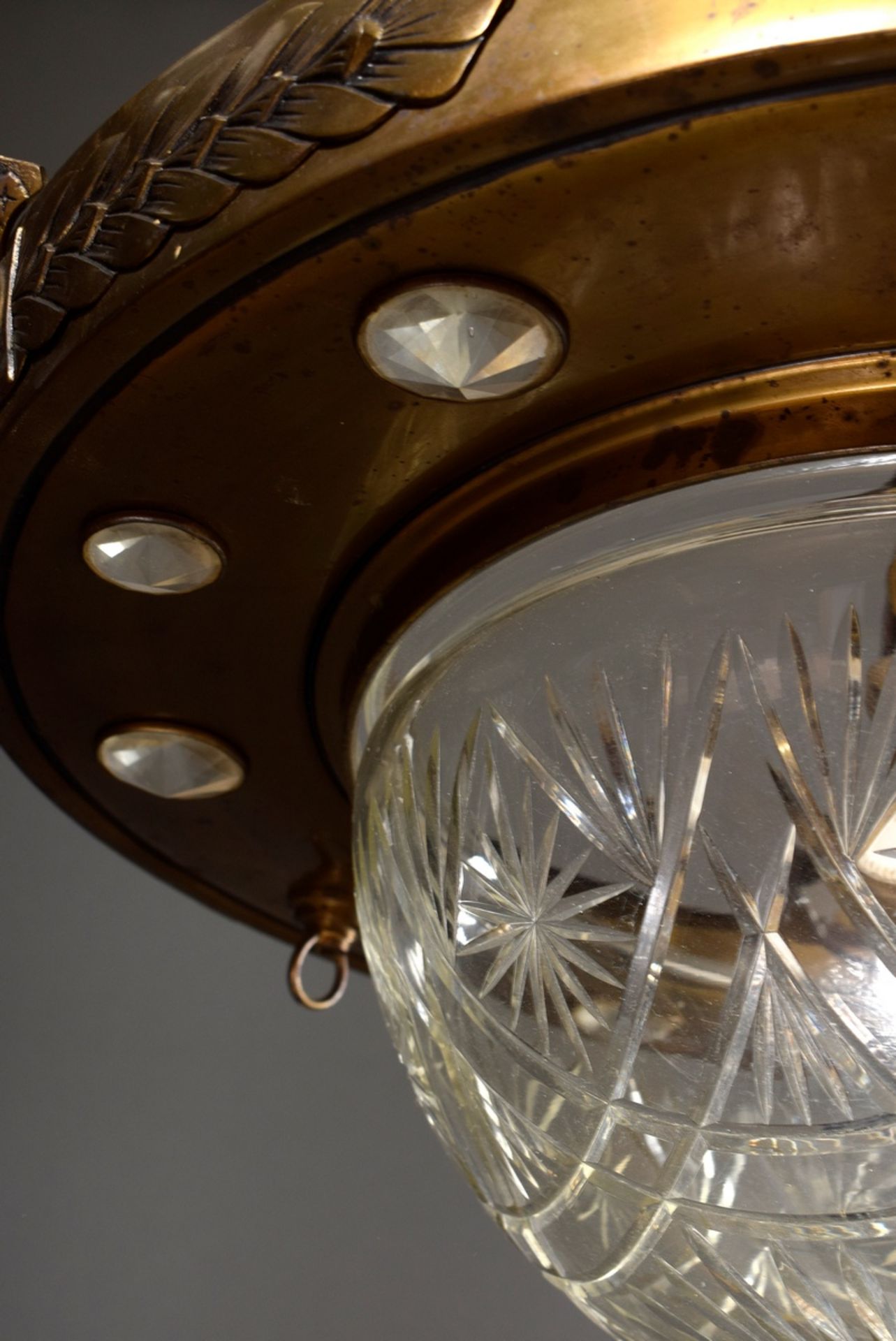Jugendstil Deckenlampe mit geschliffener Glaskuppel und hängenden Lichtquellen in gepunztem Messing - Bild 4 aus 7