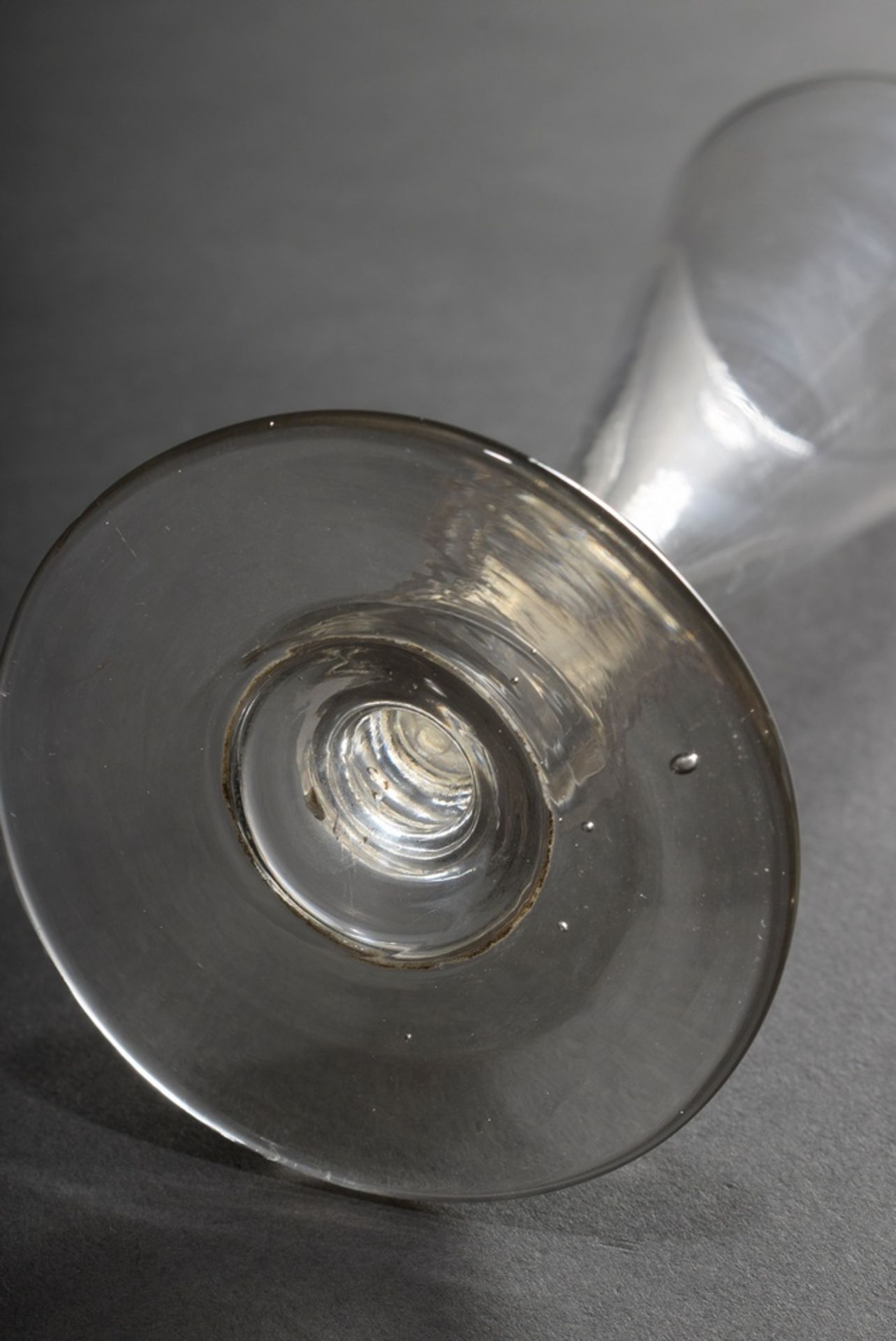 10 Plain champagne flutes with conical dome and pressed nodus in stem, 19th century, h. 17-18cm, 1x - Image 3 of 4