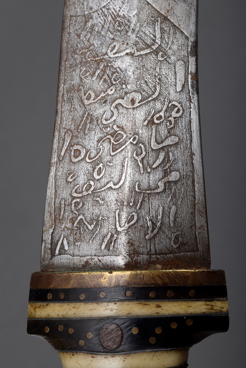 Arabischer Krummdolch mit beschrifteter Klinge in Niello beschlagener Holzscheide, Holz und Elfenbe - Bild 6 aus 8