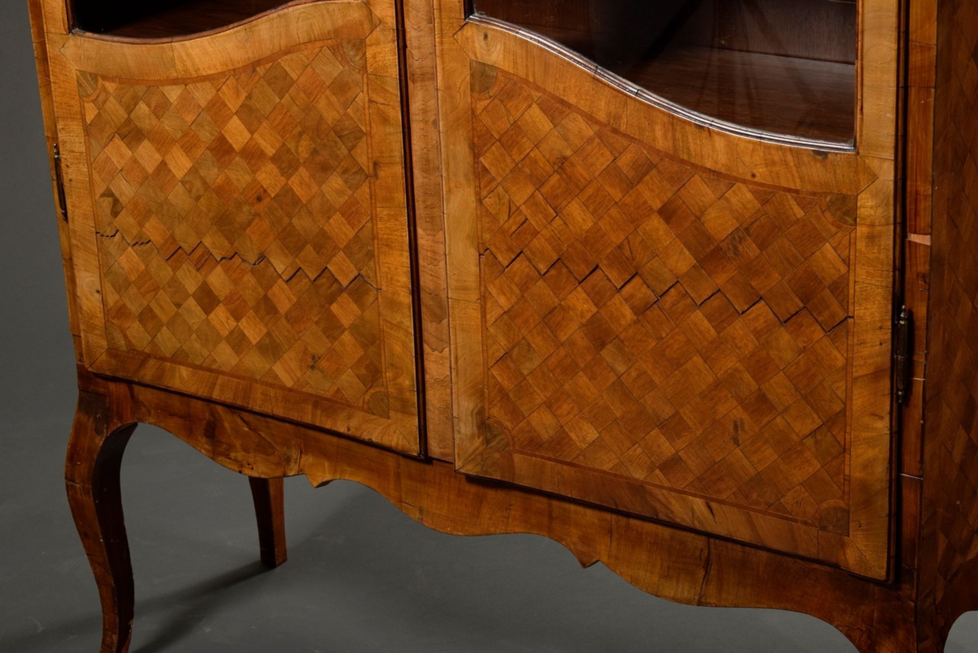 Showcase on curved legs in rococo style with cube marquetry and cranked pediment, walnut veneered o - Image 5 of 11