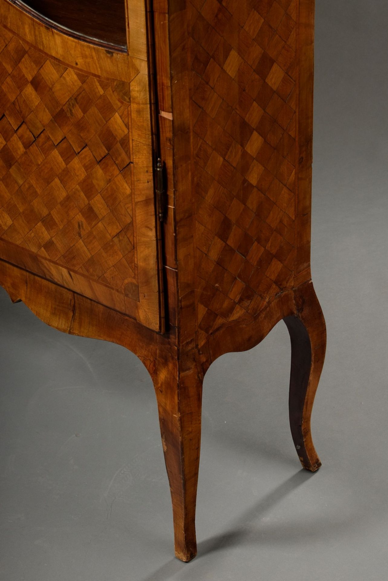 Showcase on curved legs in rococo style with cube marquetry and cranked pediment, walnut veneered o - Image 3 of 11