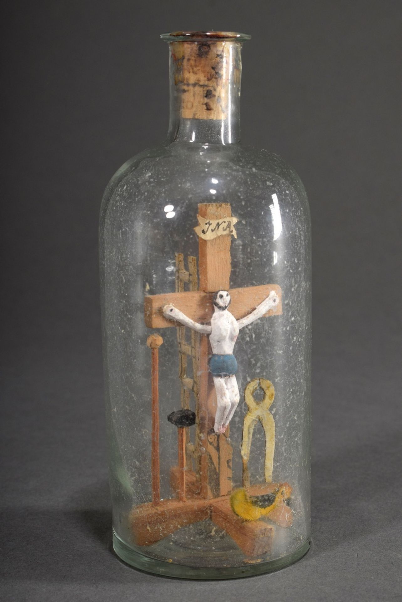 Eingericht Flasche mit "Kreuz und Marterwerkzeugen", Holz farbig bemalt, Süddeutsch 19.Jh., H. 14,5