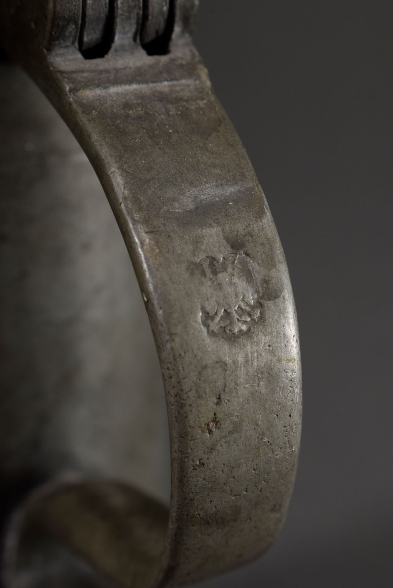 Kleiner Zinn Schenkkrug mit Gravur „H.V. 1677“, Punze am Henkel "Adler in Schild mit 'IK'", H. 21cm - Bild 3 aus 7