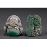 2 Diverse chinesische Jade Amulette: "Budai" (4,8x4,3cm) und "Frucht" (5x3,8cm), beide durchbohrt