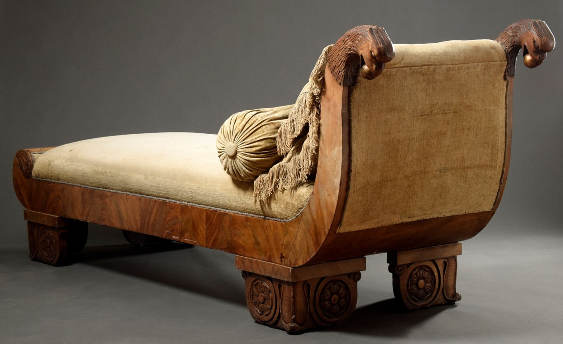 Empire récamière with sculpturally carved "eagle heads" and ornamentally worked feet, walnut veneer