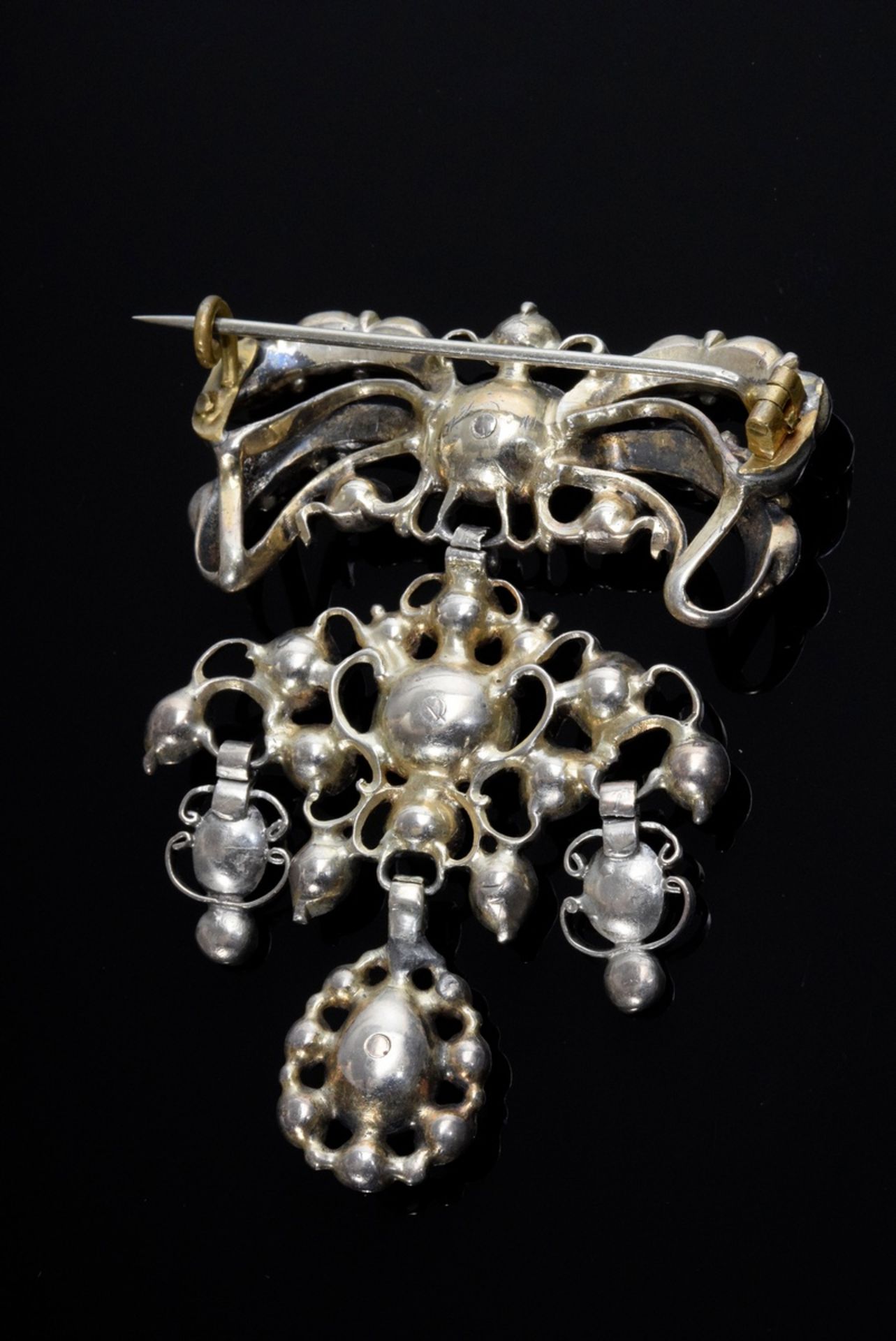Silver-gilt baroque pin in loop form with tendril work and rubies, 20,2g, 6,1x4,5cm - Image 2 of 2