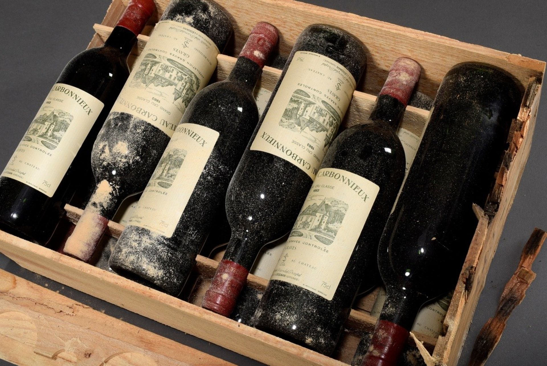 12 bottles 1983 Bordeaux red wine "Chateau Carbonnieux", Gand Cru Classée Graves, upper shoulder, 0 - Image 2 of 7