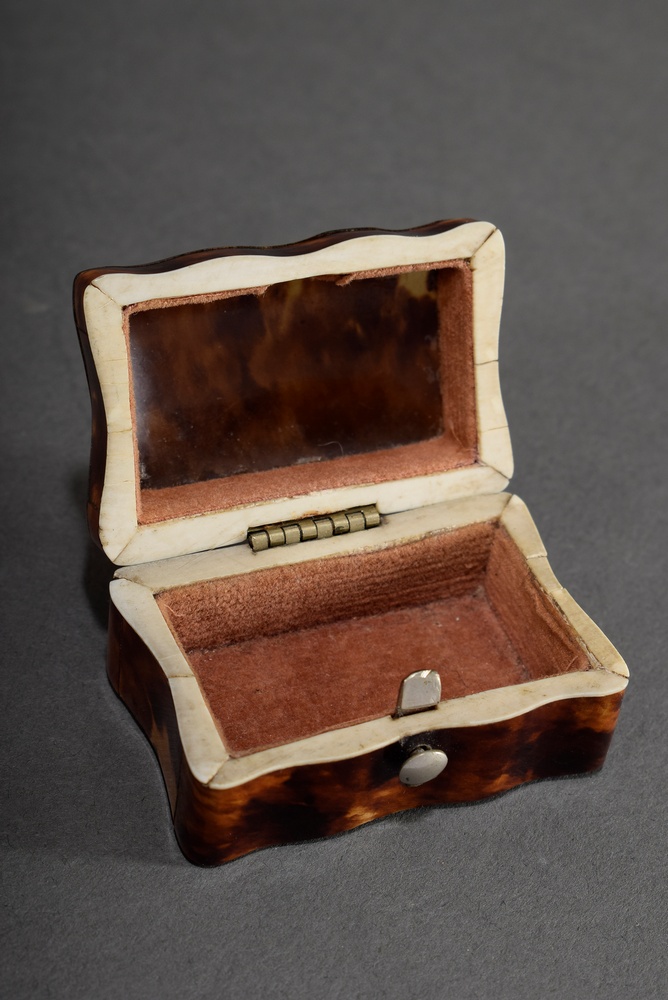 Small square tortoiseshell case with fabric interior, 19th century, 2,5x5,5x3,5cm, feet missing, sm - Image 3 of 3