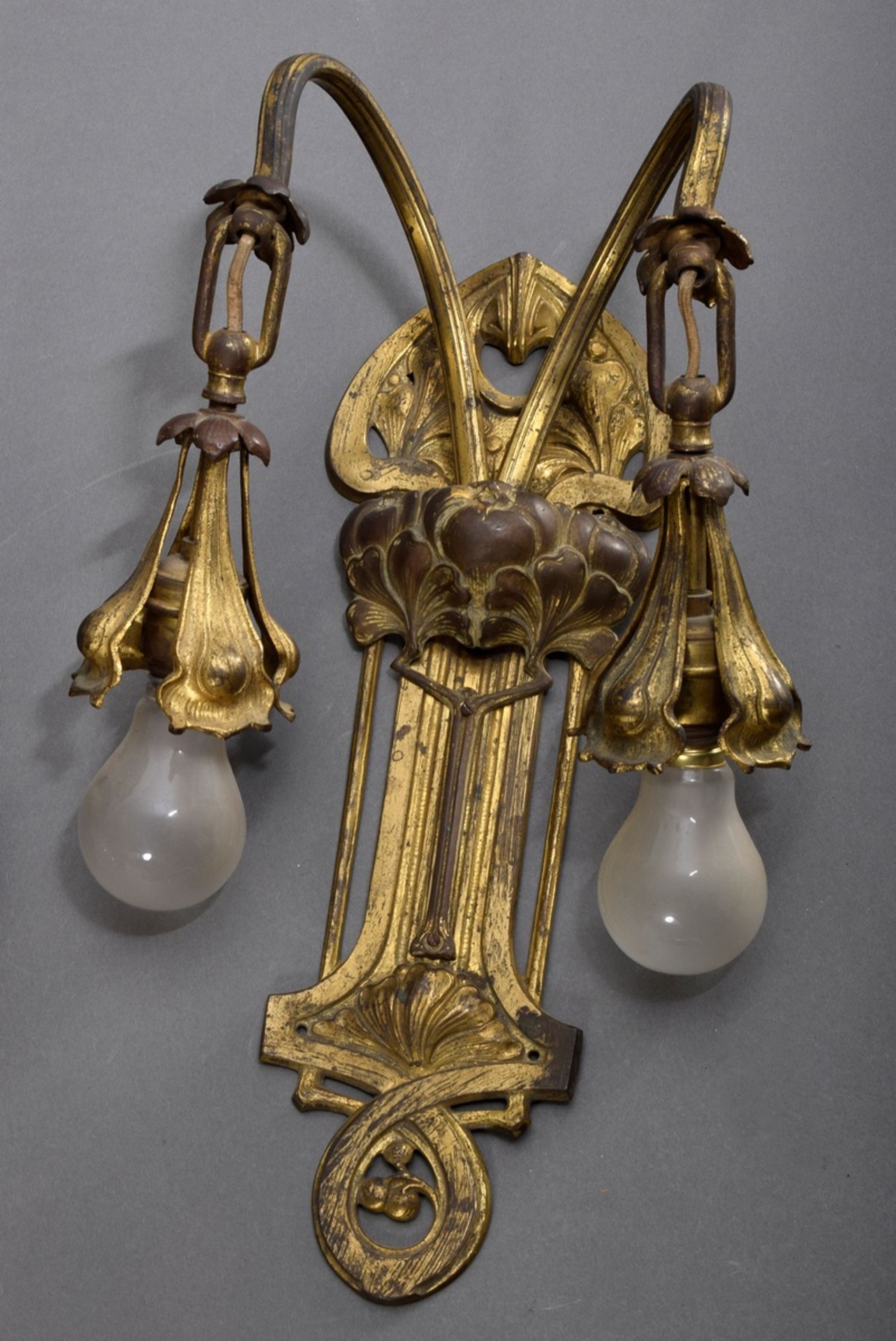Paar Jugendstil Wandarme in vegetabiler Form mit je zwei hängenden Lichtquellen, Bronze mit Resten  - Bild 2 aus 6