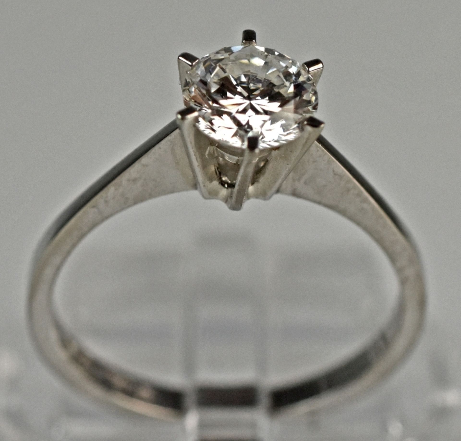 BRILLANT-RING mit Solitär-Brillant 1,08ct