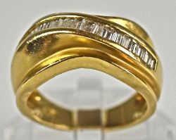 RING mit Band aus Diamantbaguettes