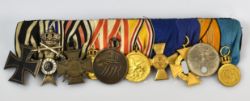 Große krause Ordensschnalle eines preußischen Unteroffiziers mit zehn Auszeichnungen.