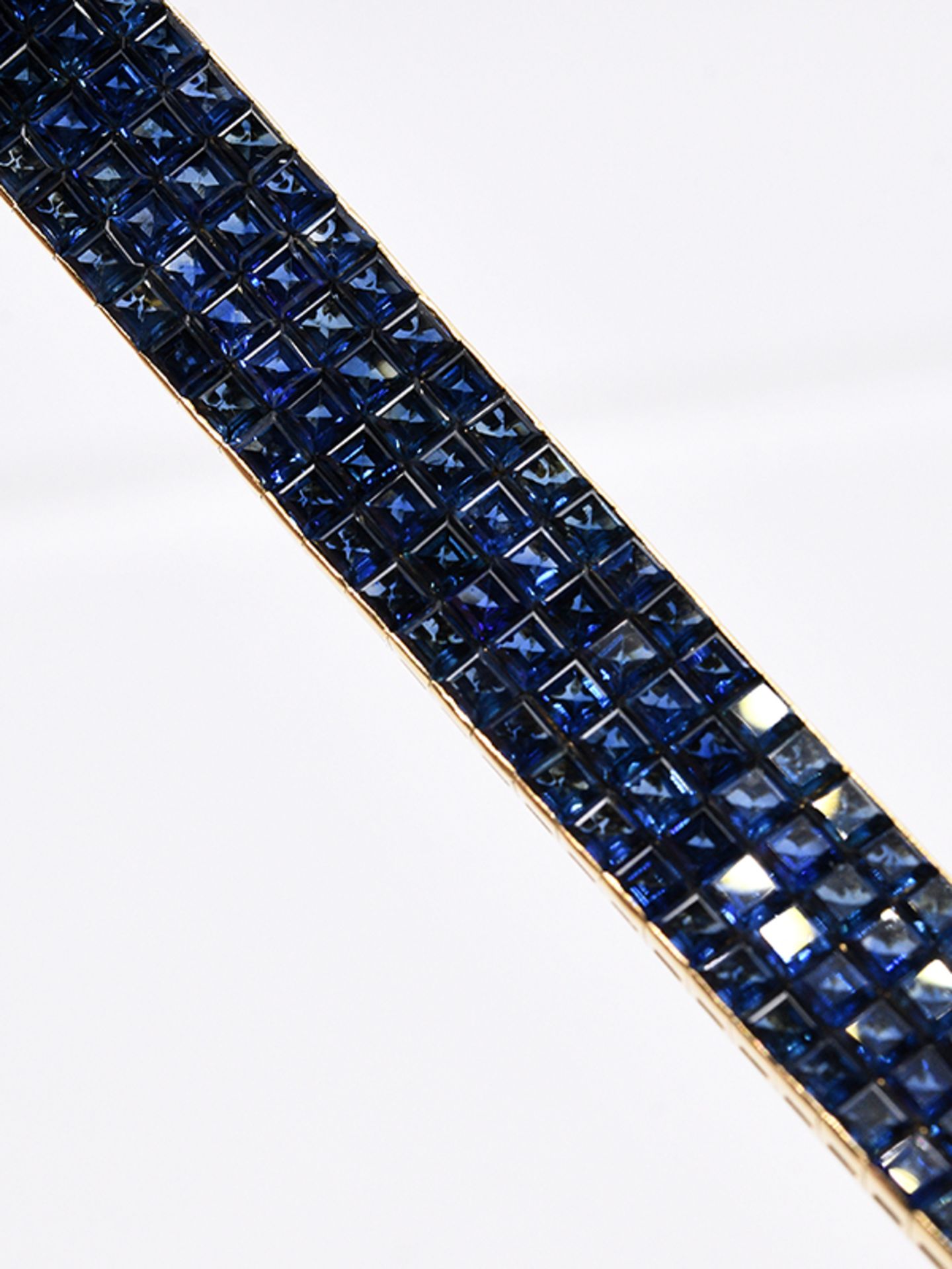 Armband mit 272 hochwertigen Saphir-Carréesteinen, zus. ca. 22 ct, 20. Jh. 750/- Gelbgold. Ge - Bild 2 aus 7