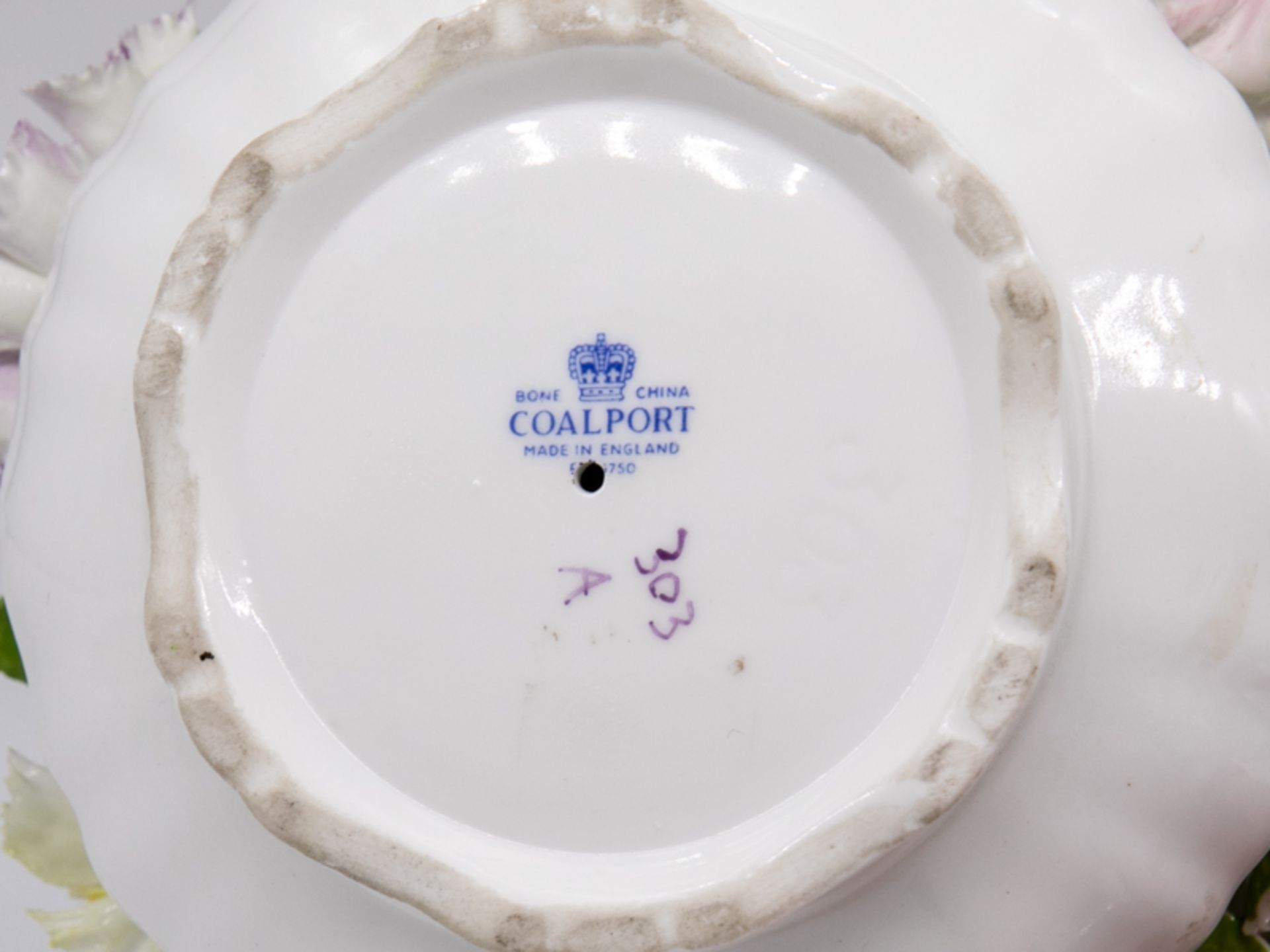 Blumen-Tischdekoration, Coalport/Engld., 2. Hälfte 20. Jh. Porzellan (Bone China) mit plastisc - Bild 4 aus 4