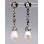 Paar Ohrgehänge mit Orientperlen und Altschliff-Diamanten, zus. 1,1 ct, Art Deco. 585/- Weißg