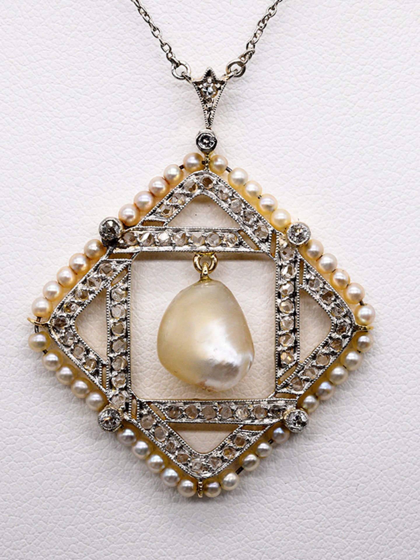 Collier mit Orientperlen und Diamanten, zusammen ca. 0,25 ct, um 1900. 750/- Gelbgold und plati