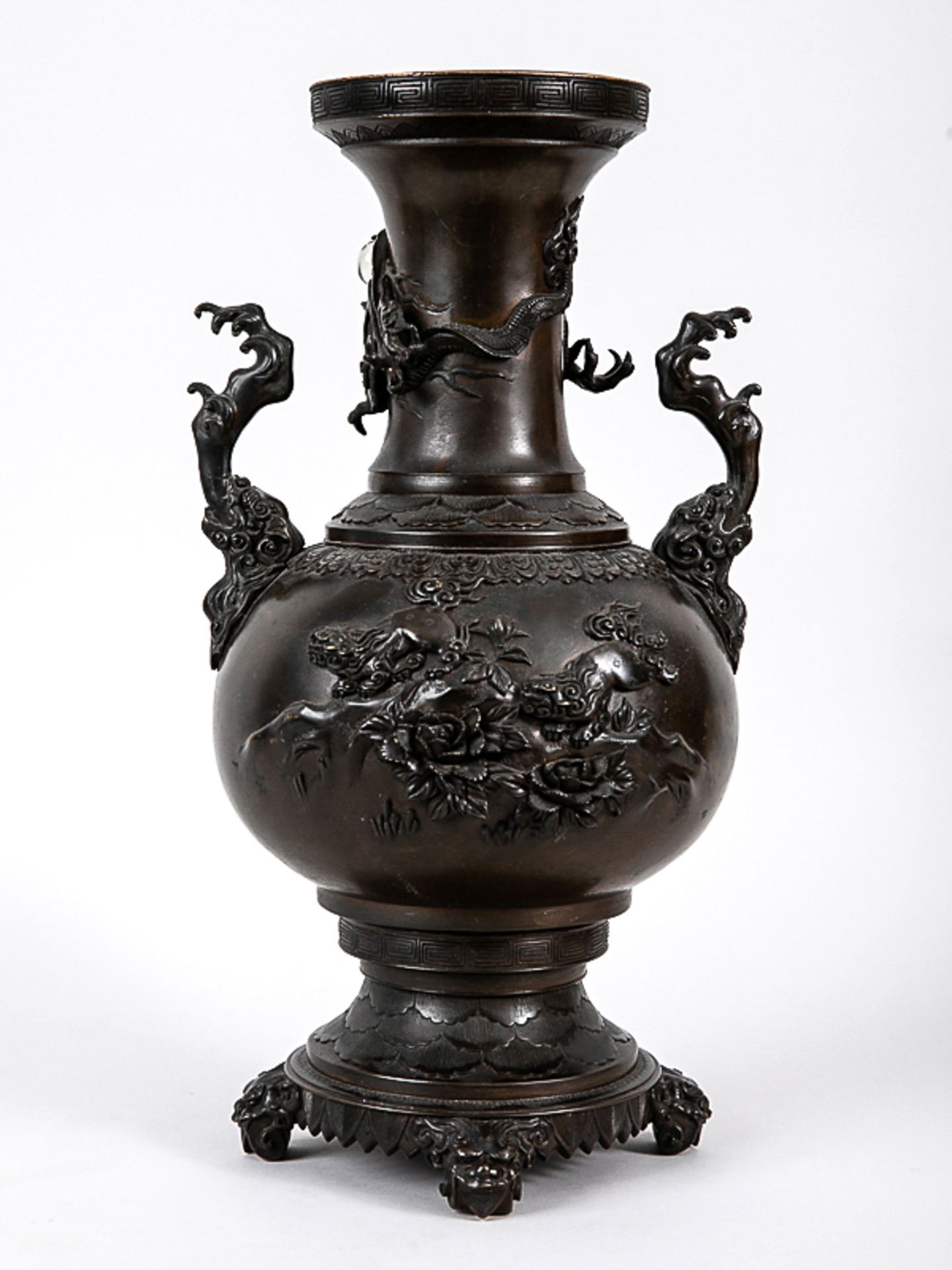 Große Drachen-Vase, Japan, Meiji-Zeit. Bronze, dunkelbraun patiniert; Balusterform mit kugelig - Bild 2 aus 9