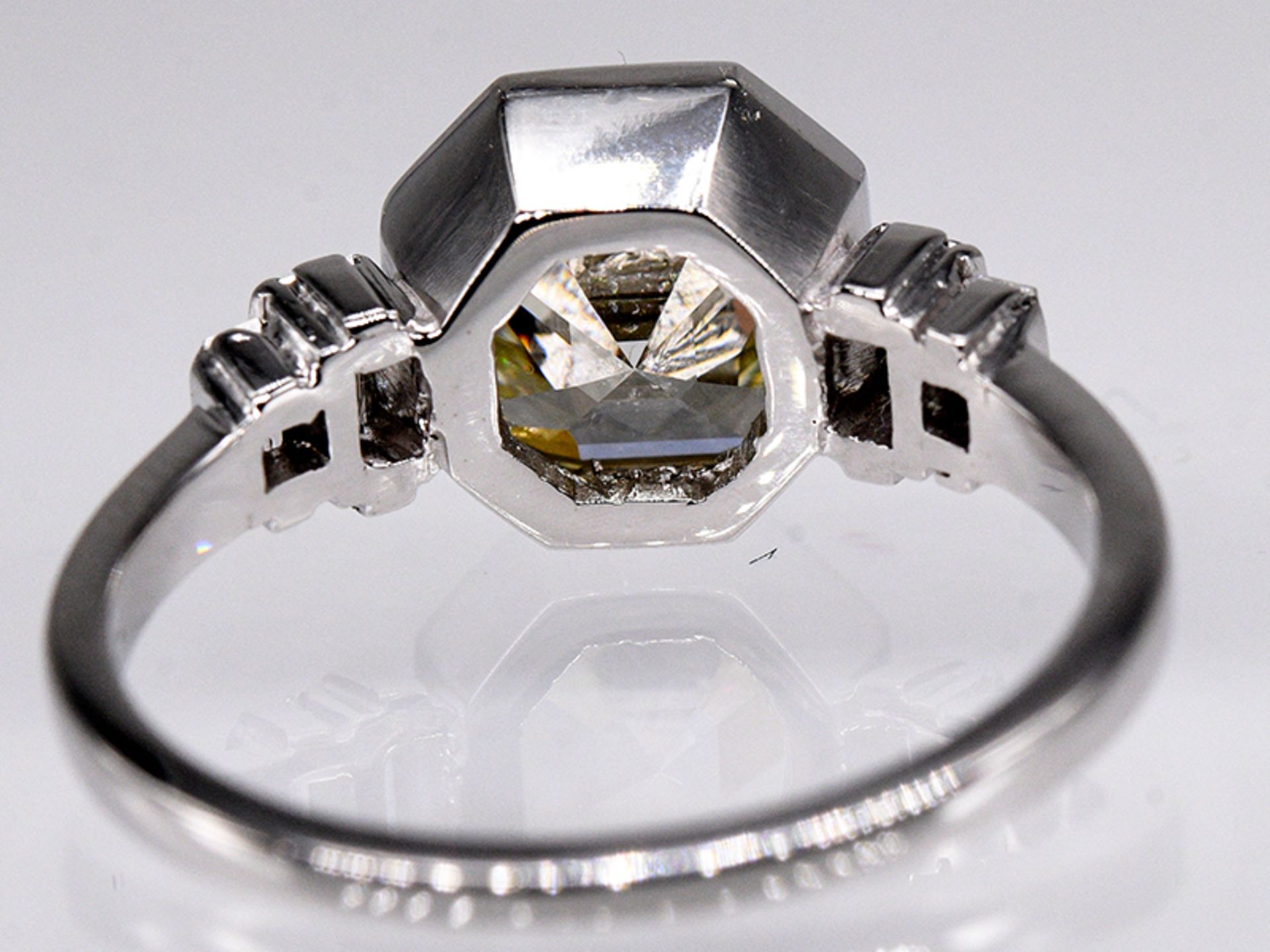 Hochwertiger Ring mit Diamant von 3 ct im Asscher-Cut und 4 Diamanten, zus. ca. 0,05 ct, Juweliersa - Bild 6 aus 7