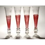 4 Sektflöten in Empireform, 19. Jh. Farbloses Glas mit roten Spiralfadenaufschmelzungen; schla