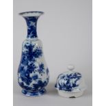 Balustervase mit Blaumalerei + Vasendeckel, wohl Japan, Meiji-Zeit. Weißporzellan mit unter Gl