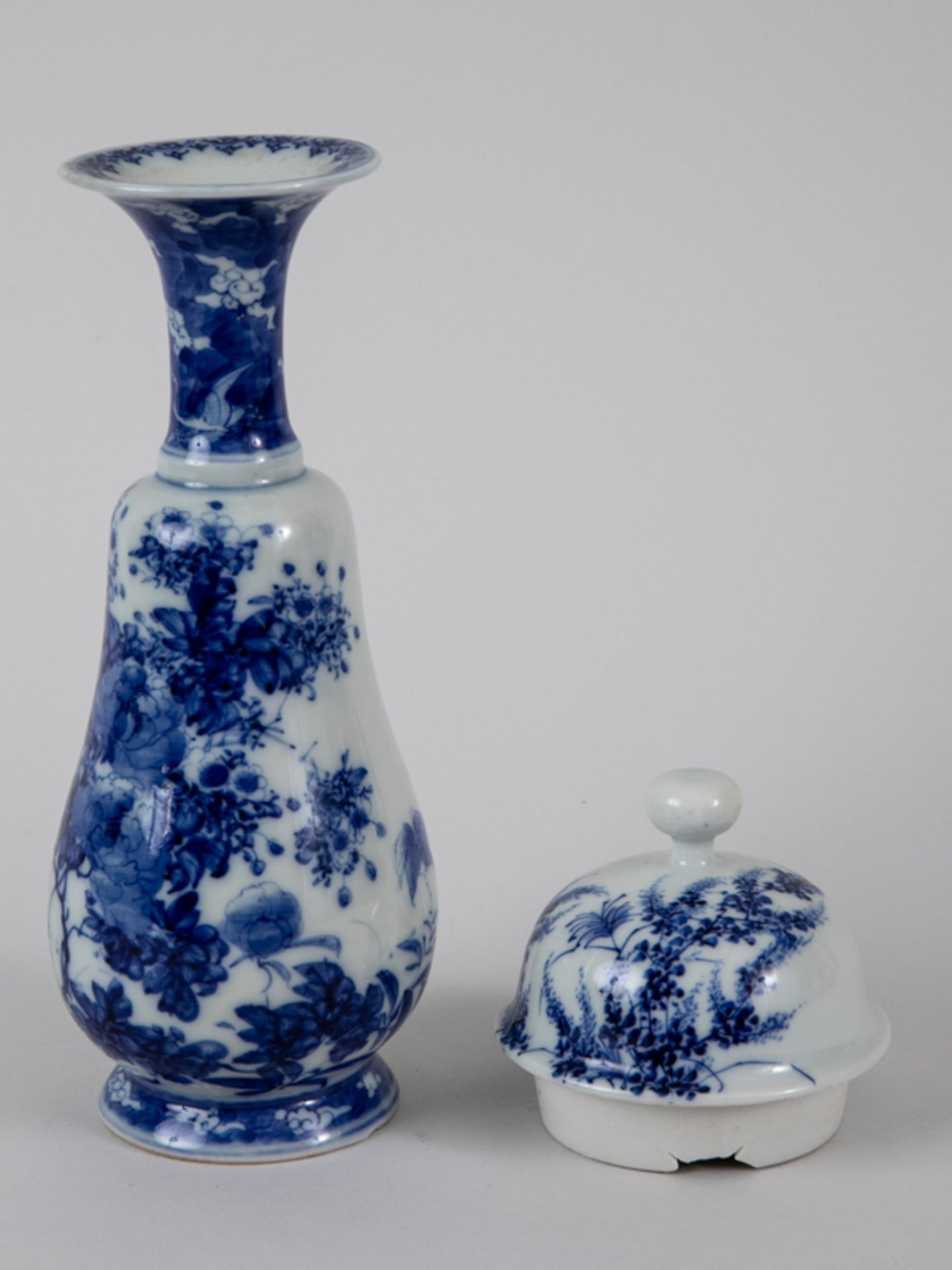 Balustervase mit Blaumalerei + Vasendeckel, wohl Japan, Meiji-Zeit. Weißporzellan mit unter Gl