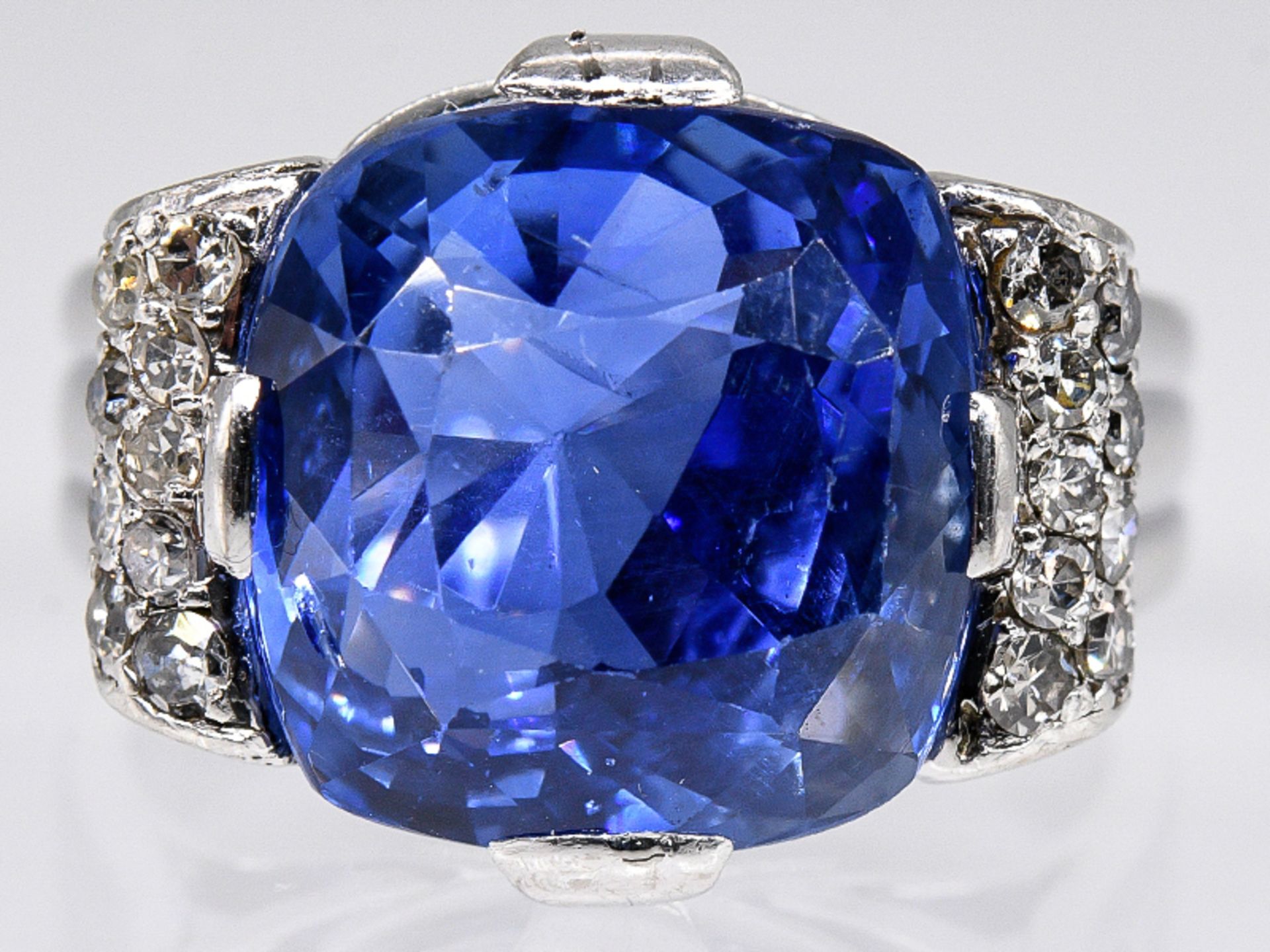 Massiver Ring mit Ceylon-Saphir ca. 15,19 ct und Achtkant-Diamanten, zus. ca. 0,5 ct, Juweliersarbe - Bild 3 aus 14