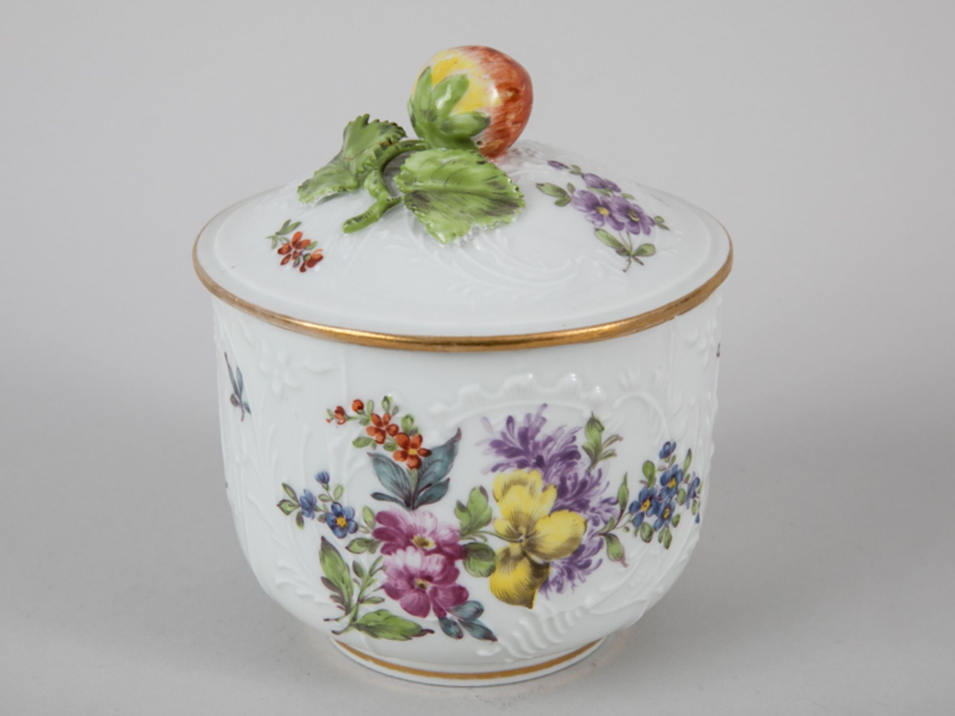 Konfekt-/Zuckerdose, Meissen (oder E.Samson/Paris), 18./19. Jh. Weißporzellan mit sog. "Dulong